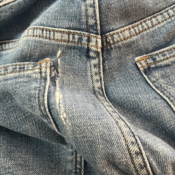 Madewell The Petite High-Rise Slim Boyjean in Summit Wash: Summerweight Edition - Picture 7 of 8